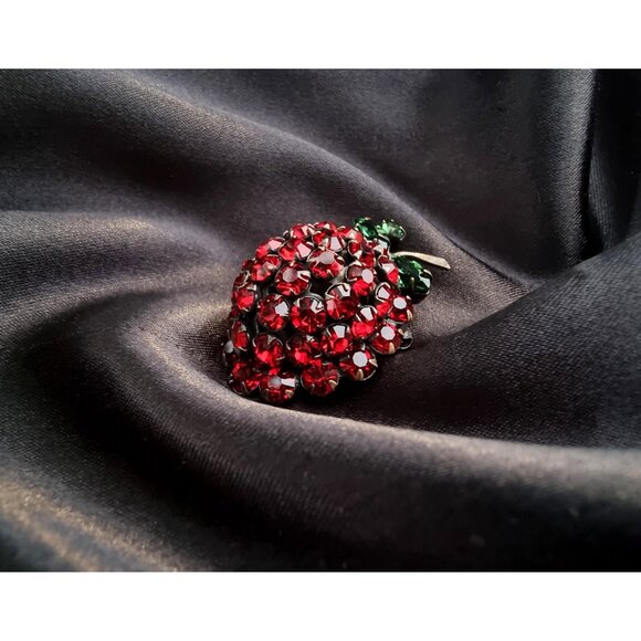 Vintage 1950s SCHREINER New York Signed Red Strawberry Rhinestone Fruit Brooch - Picture 3 of 7
